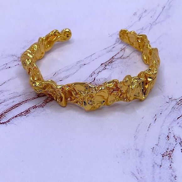 NWT AMBER SCEATS GOLD CURATEUR Cuff Bracelet. 24K Gold Plated. NWT New w/Dustbag - Picture 4 of 8